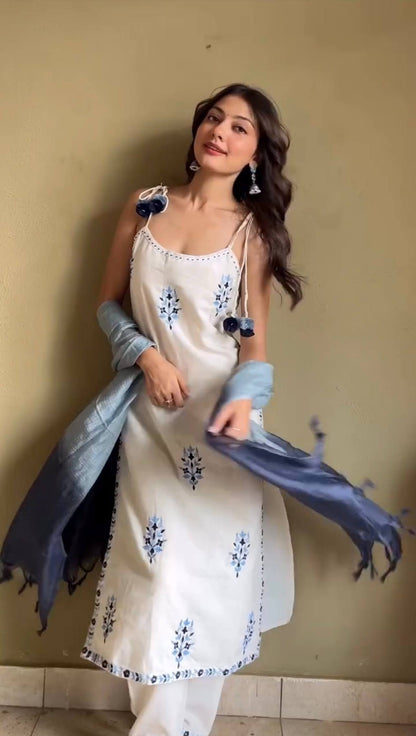 Elegance Woven in Blue & Ivory